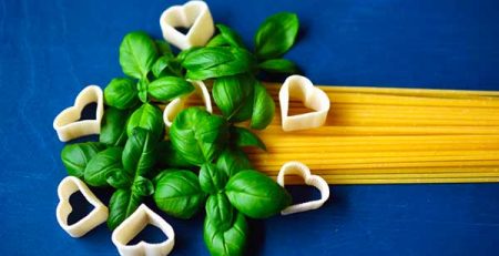spaghetti crudi pasta basilico pasta forma cuore