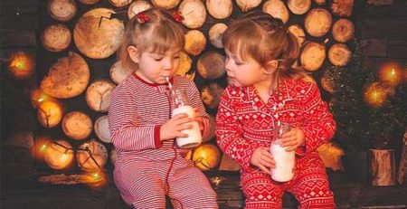 bambine bevono latte pigiama natalizi