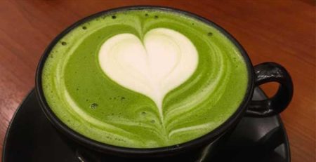 tazza tè verde schiuma bianca forma cuore