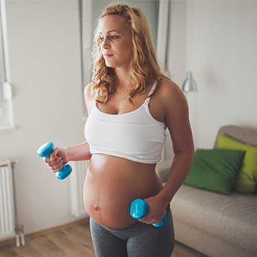 donna incinta allenamento fisico pesi