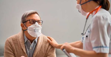 medico visita uomo mascherina durante coronavirus