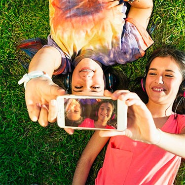 ragazze giovani selfie giardino