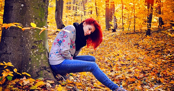 ragazza capelli rossi autunno foglie cadute