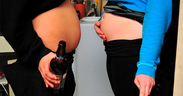donna incinta alcol gravidanza bottiglia birra