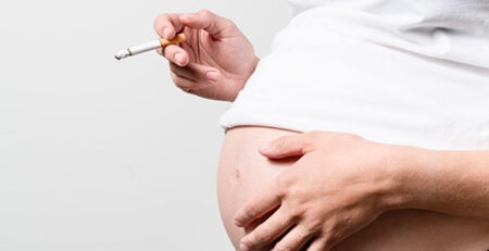 donna incinta fuma sigaretta durante gravidanza