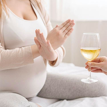 donna incinta mani incrociate rifiuta vino