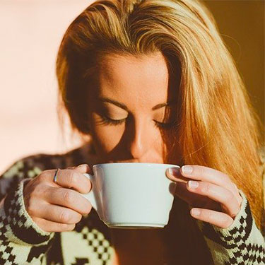donna beve caffè