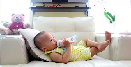 bambino beve latte biberon
